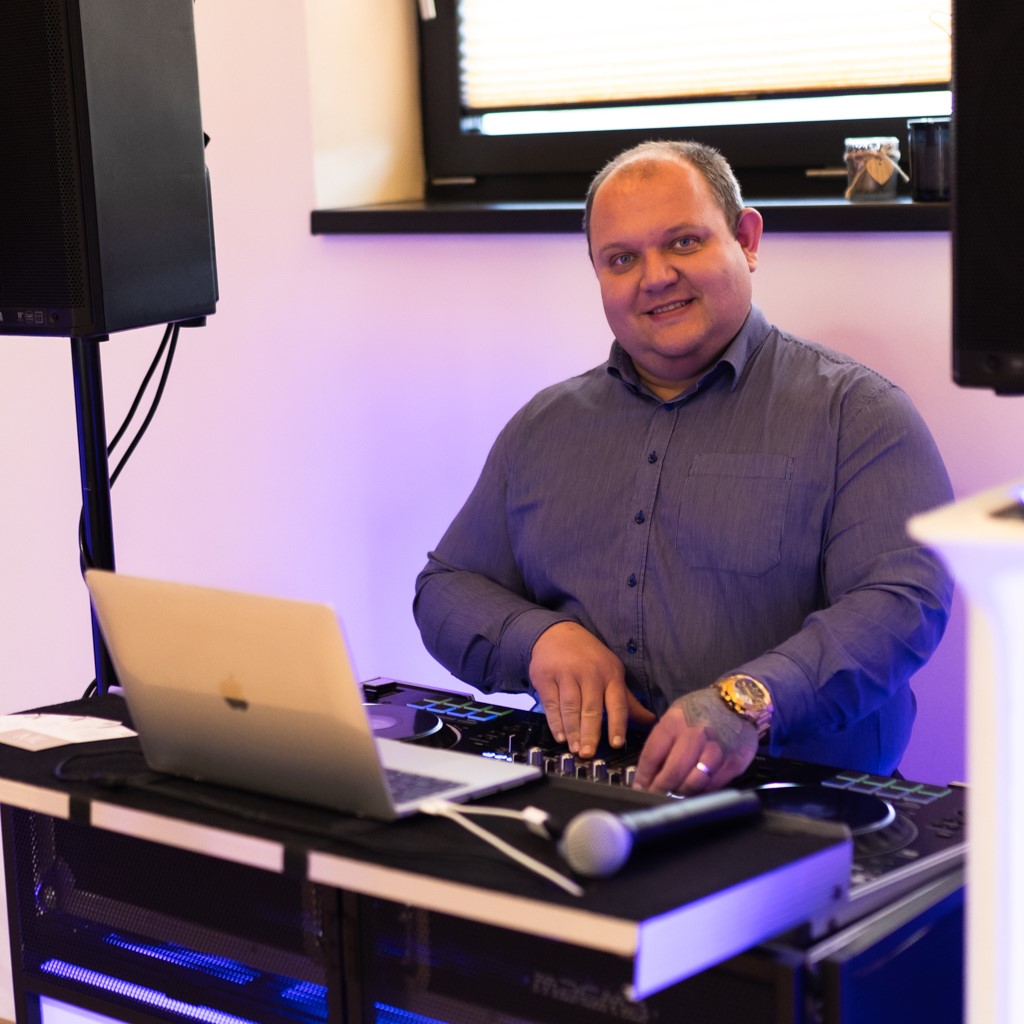 DJ Marek Lepeška hrající na živé akci